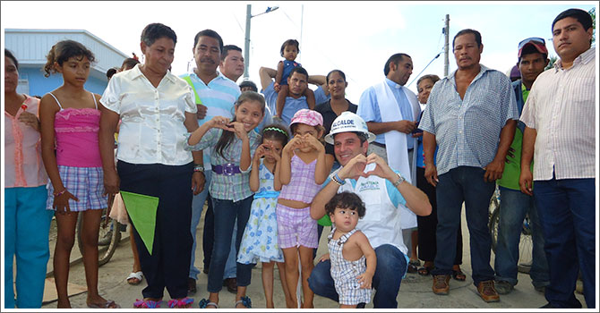 El Alcalde y la comunidad hicieron un recorrido por la calle al ritmo de una banda de la región